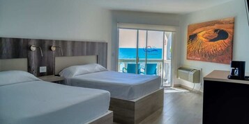 Habitación estándar doble, vistas parciales al mar | Baño | Ducha, artículos de higiene personal gratuitos y secador de pelo