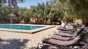 Piscine extérieure, parasols de plage, chaises longues