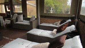 A spa area with two reclining chairs, each with a towel and a pillow. - Hoyohoyo Chartwell Lodge (Chartwell)