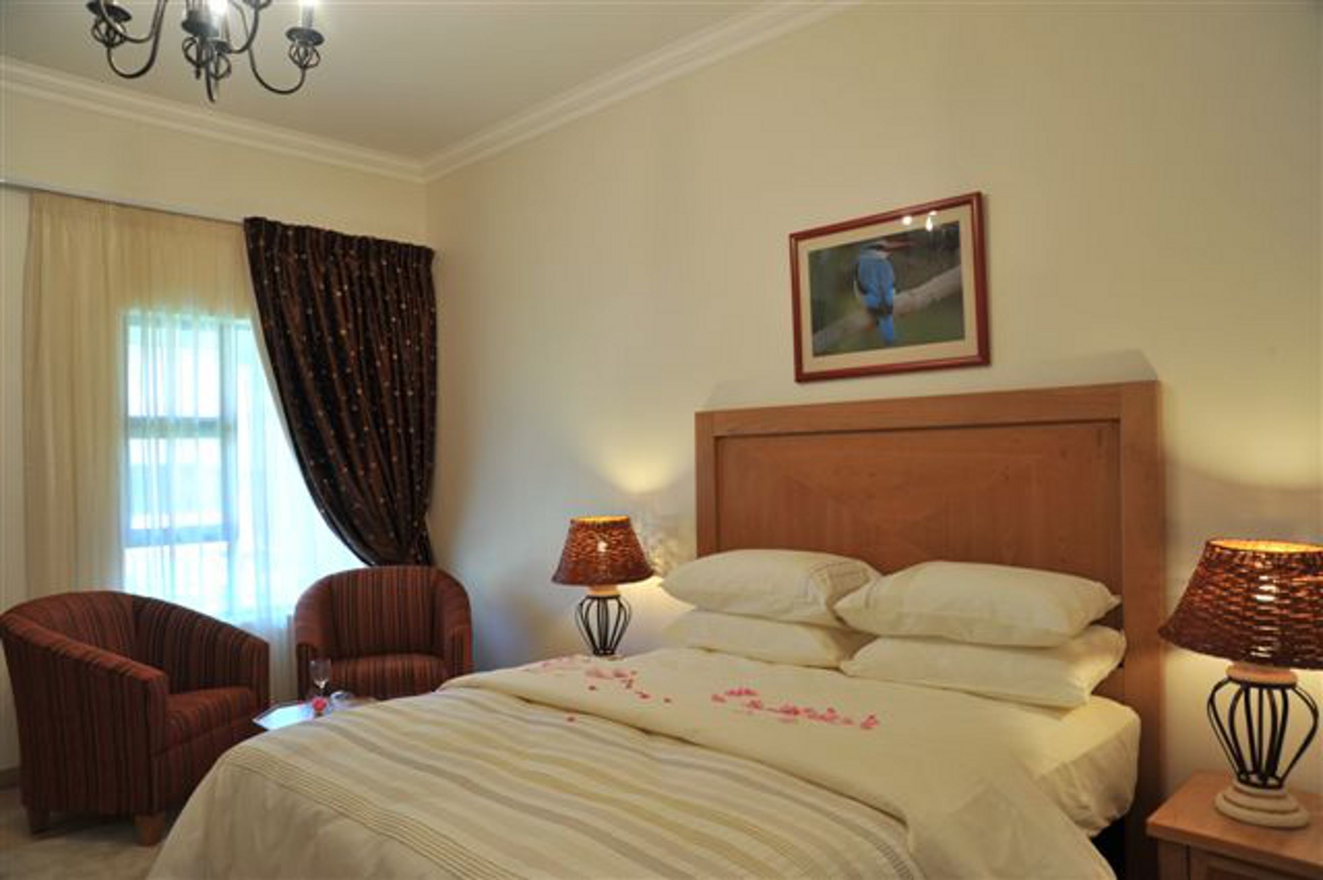 minibar, in-room safe, free wifi, bed sheets