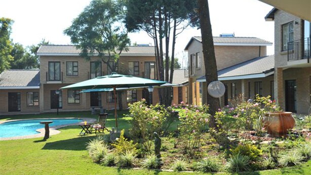A residential property with a swimming pool, outdoor seating, and a garden. - Hoyohoyo Chartwell Lodge (Chartwell)