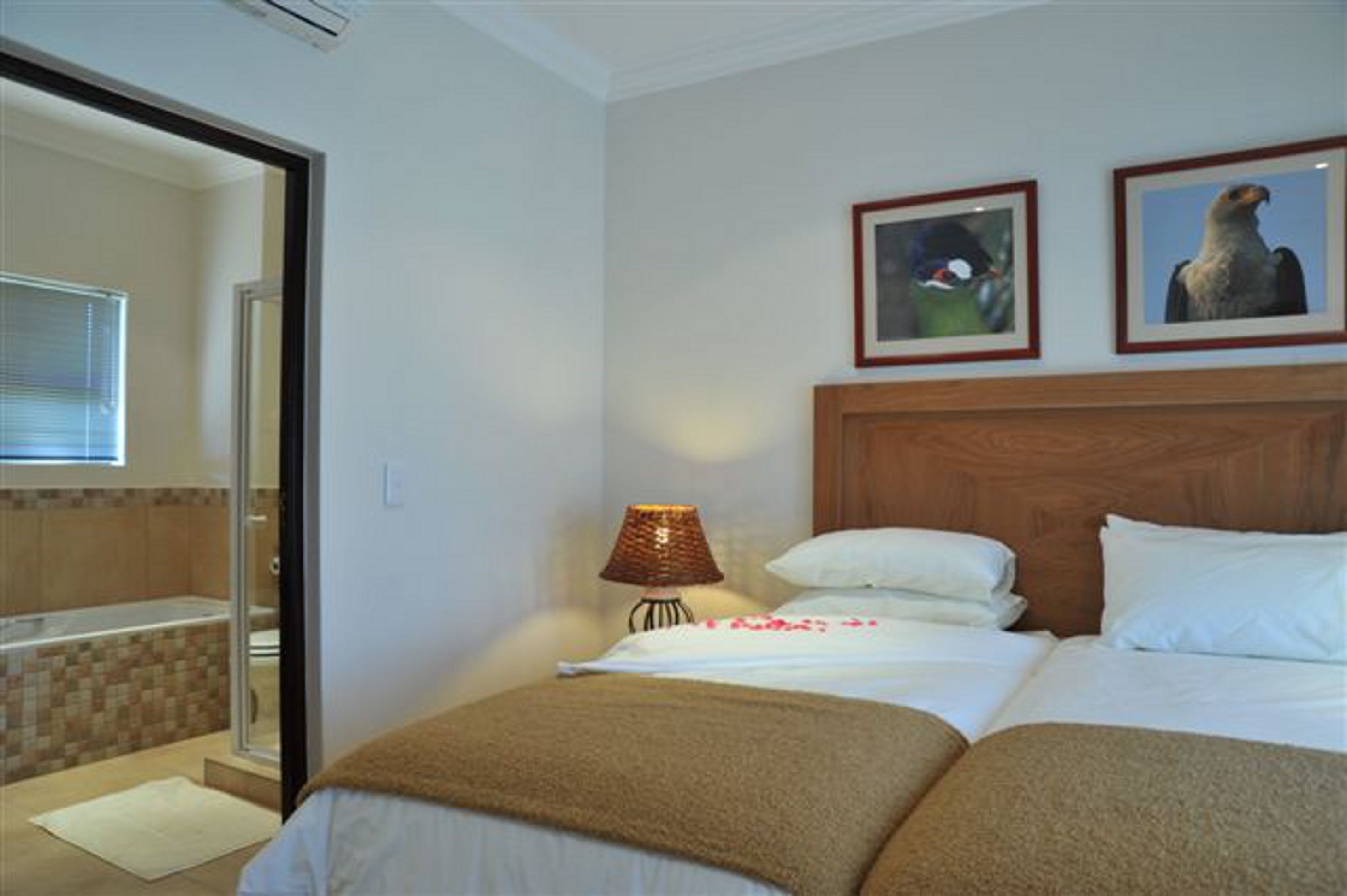 minibar, in-room safe, free wifi, bed sheets