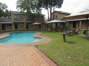 Outdoor pool, pool umbrellas, sun loungers - Hoyohoyo Chartwell Lodge (Chartwell)