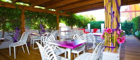 Petit déjeuner et déjeuner servis sur place, restauration en plein air