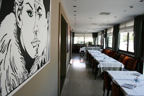 Breakfast, lunch, dinner served; seafood, al fresco dining