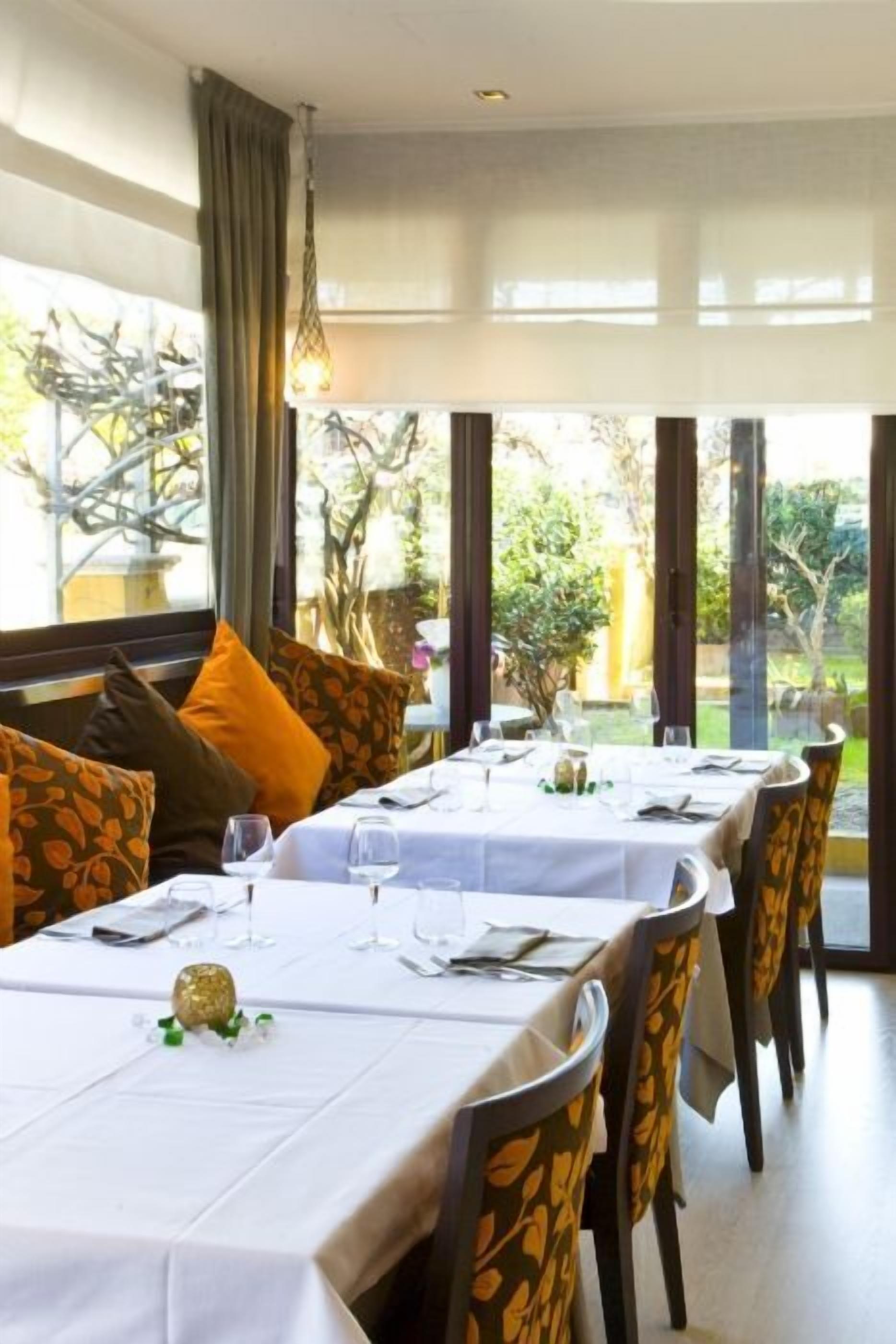 Breakfast, lunch, dinner served; seafood, alfresco dining 