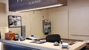 Un taulell de recepció amb un cartell que diu 'Pratti Albergo'.