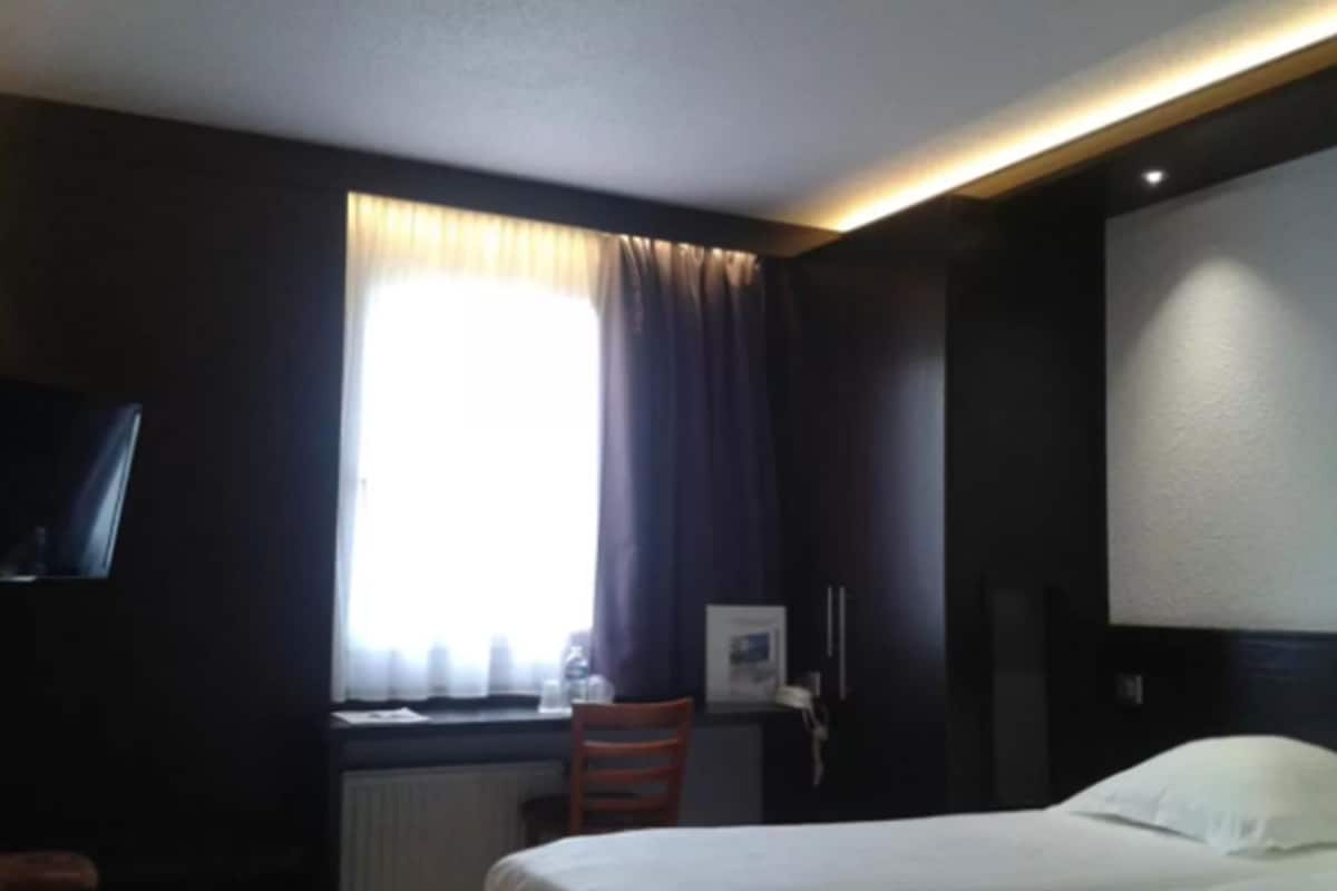 Klassieke Twin kamer | Luxe beddengoed, een bureau, een strijkplank/strijkijzer