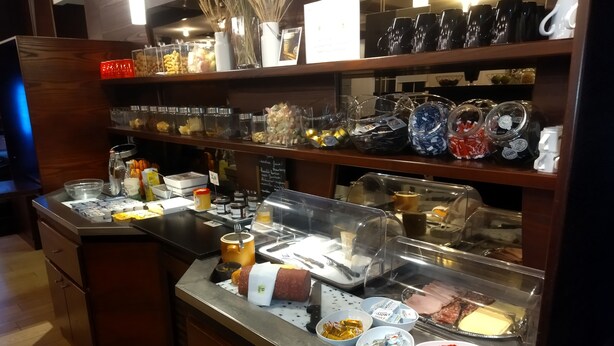 Zona de buffet con diferentes alimentos y condimentos.