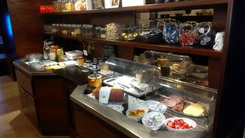 TĂ€gliches FrĂŒhstĂŒcksbuffet (16.5 EUR pro Person)
