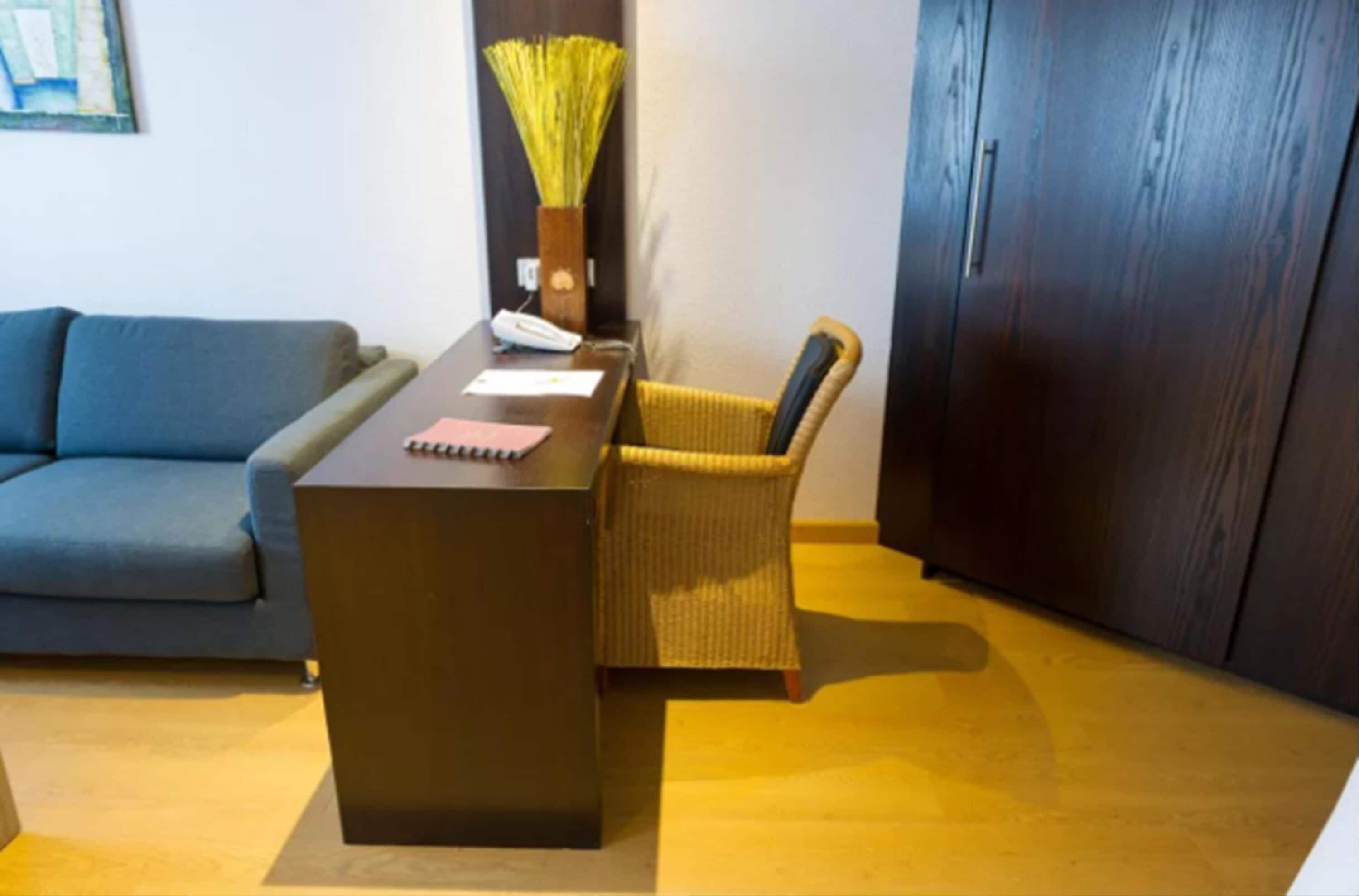Estudio, cocina básica | Ropa de cama de alta calidad, escritorio, tabla de planchar con plancha