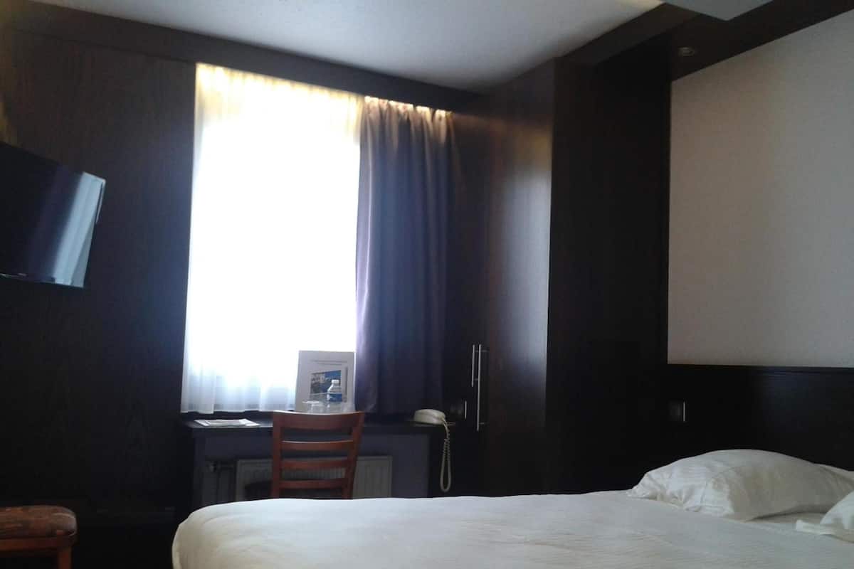 Luxe beddengoed, een bureau, een strijkplank/strijkijzer