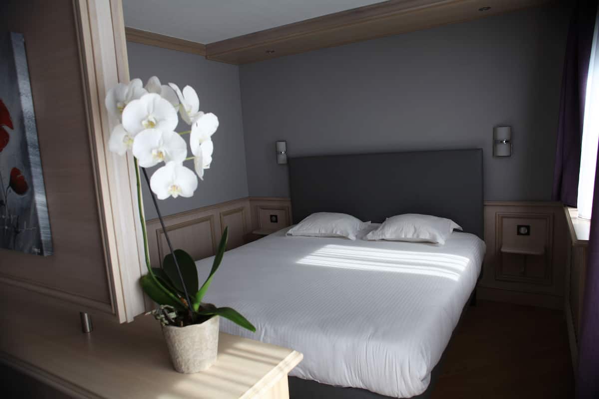 Luxe suite | Luxe beddengoed, een bureau, een strijkplank/strijkijzer