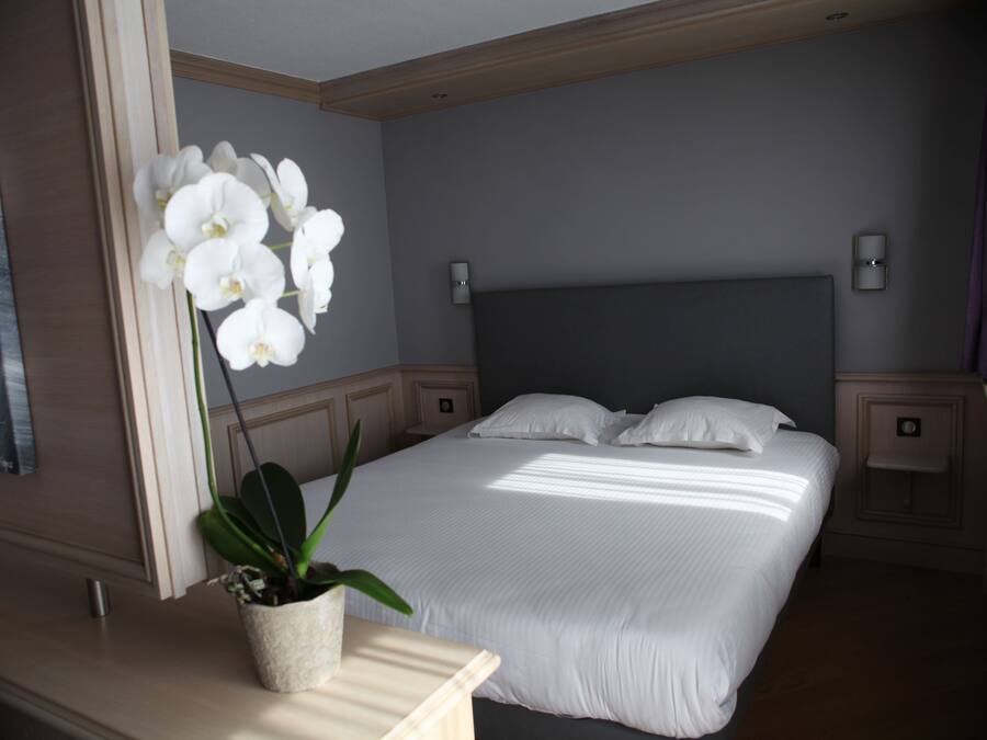 Luxe suite | Luxe beddengoed, een bureau, een strijkplank/strijkijzer