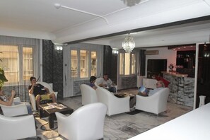 Coin salon dans le hall