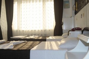 Habitación estándar con 1 cama doble o 2 individuales | Sábanas de algodón egipcio, ropa de cama de alta calidad, escritorio