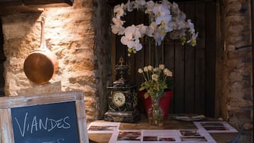 Petit déjeuner et déjeuner servis sur place, spécialités Cuisine locale
