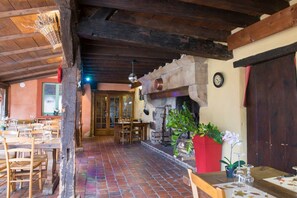 Se sirven desayunos, comidas, cenas y cocina local