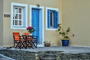 Premium bedding, in-room safe, individually decorated - Mainades Maisonettes and Studios (Andros)