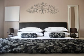 Premium bedding, in-room safe, iron/ironing board, free WiFi