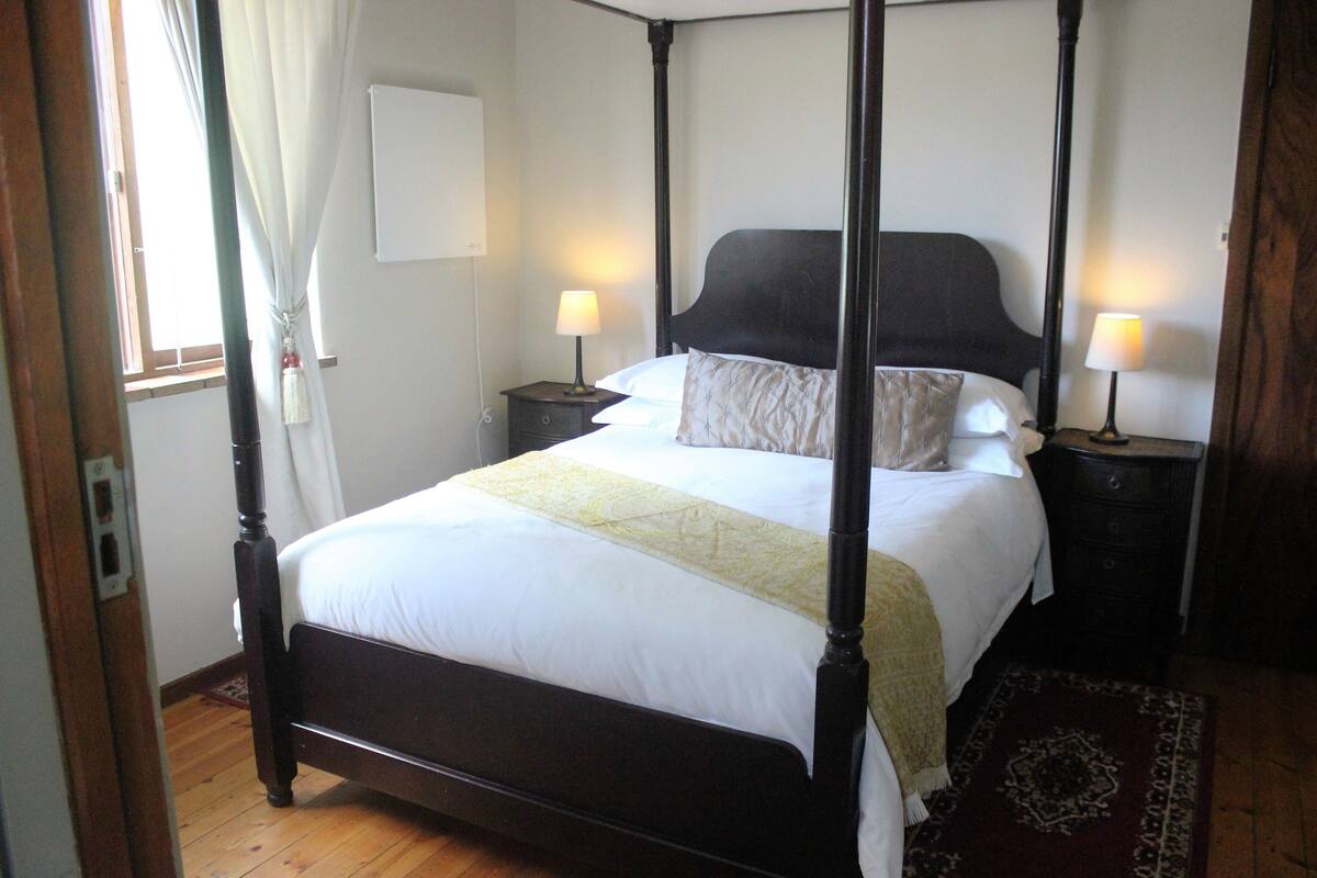 Premium bedding, in-room safe, iron/ironing board, free WiFi