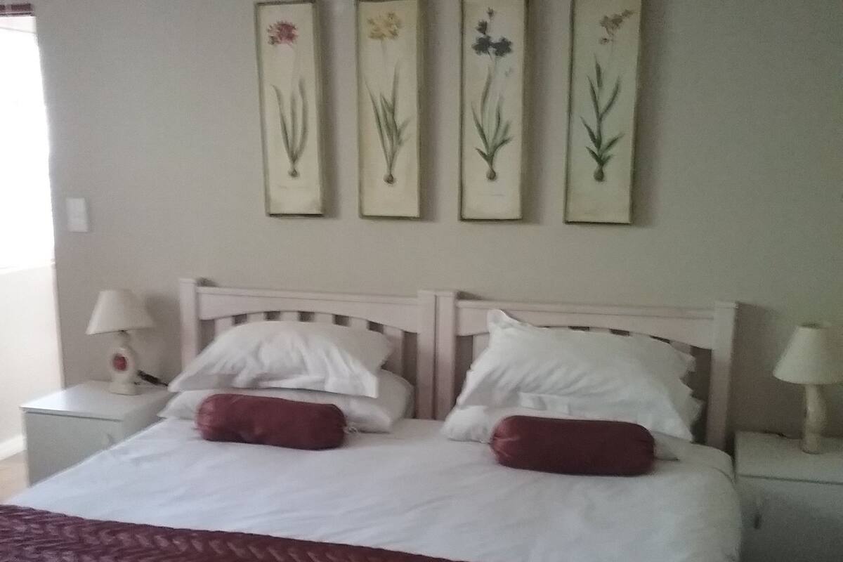 Premium bedding, in-room safe, iron/ironing board, free WiFi