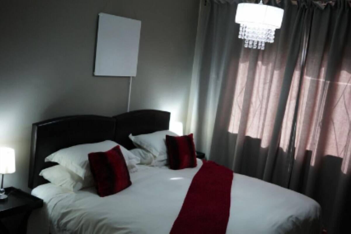 Premium bedding, in-room safe, iron/ironing board, free WiFi