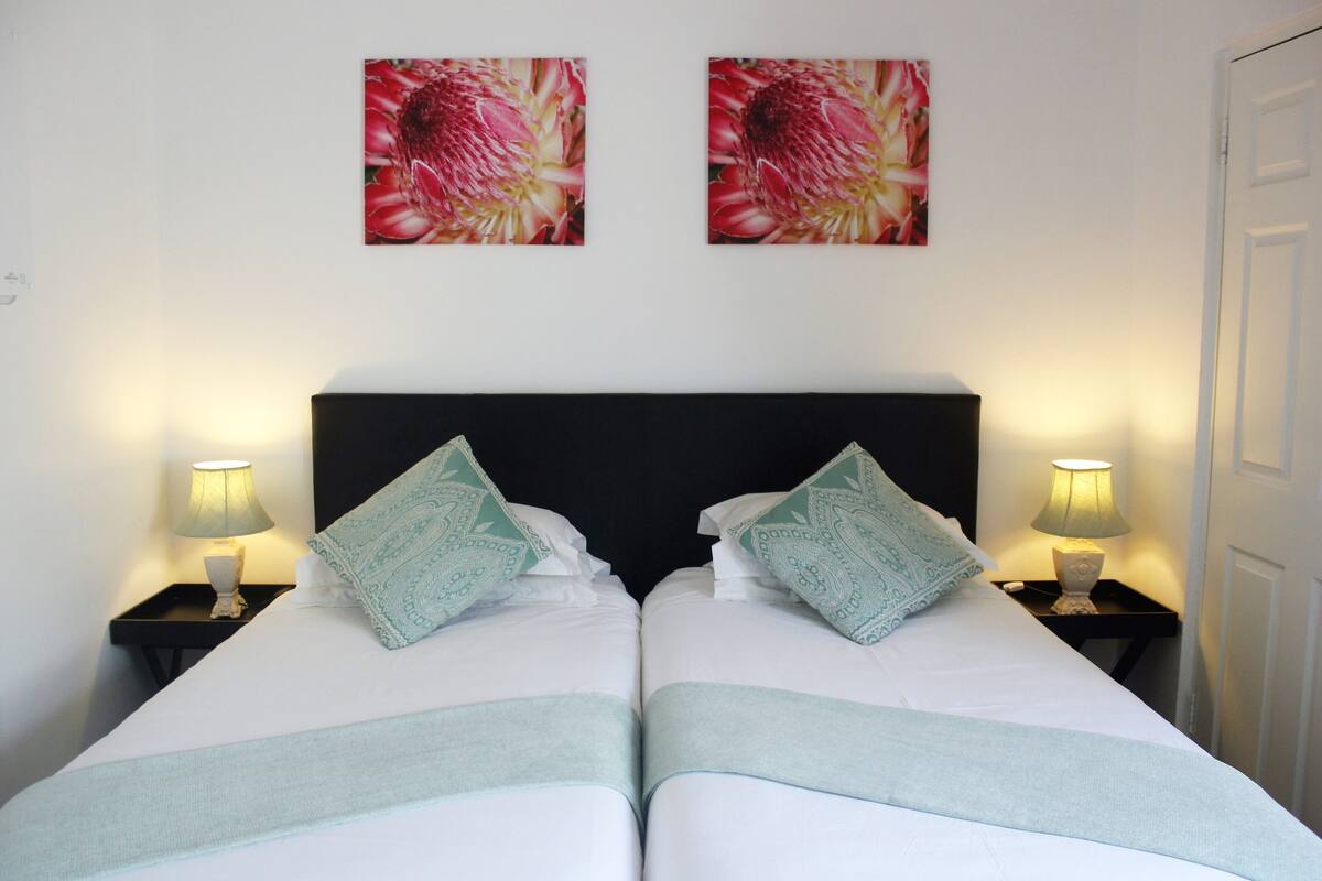 Premium bedding, in-room safe, iron/ironing board, free WiFi
