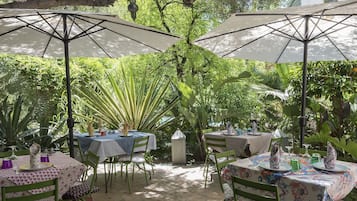 Petit déjeuner, déjeuner et dßner servis sur place, vue sur le jardin
