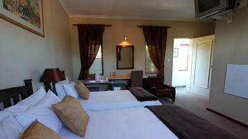 Double & single bed | Työpöytä, kannettavalle tietokoneelle sopiva työtila