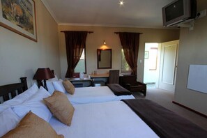 Double & single bed | Desk, laptop workspace, iron/ironing board, free WiFi - Ramasibi Guest Services (Cape Town)