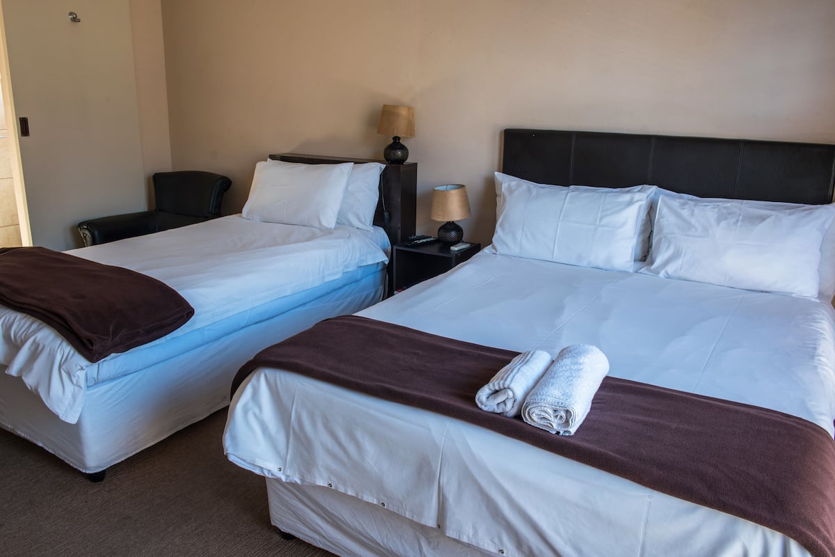 Double & single bed | Schreibtisch, laptopgeeigneter Arbeitsplatz, Bügeleisen/Bügelbrett