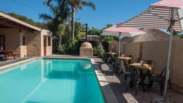 Ulkouima-allas, aurinkovarjoja, aurinkotuoleja