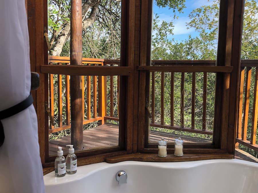 Deluxe Tent | Bathroom | Combined shower/bathtub, deep-soaking bathtub, free toiletries