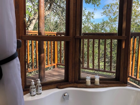 Deluxe Tent | Bathroom | Combined shower/bathtub, deep-soaking bathtub, free toiletries. Teniqua Treetops
