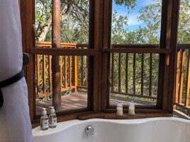 Combined shower/bathtub, deep-soaking bathtub, free toiletries