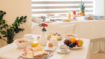 Tägliches Frühstücksbuffet gegen Gebühr
