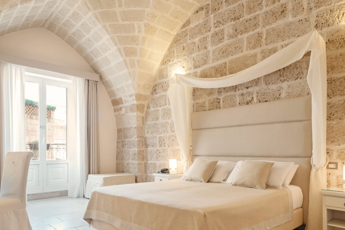 1 bedroom, frette italian sheets, premium bedding, minibar