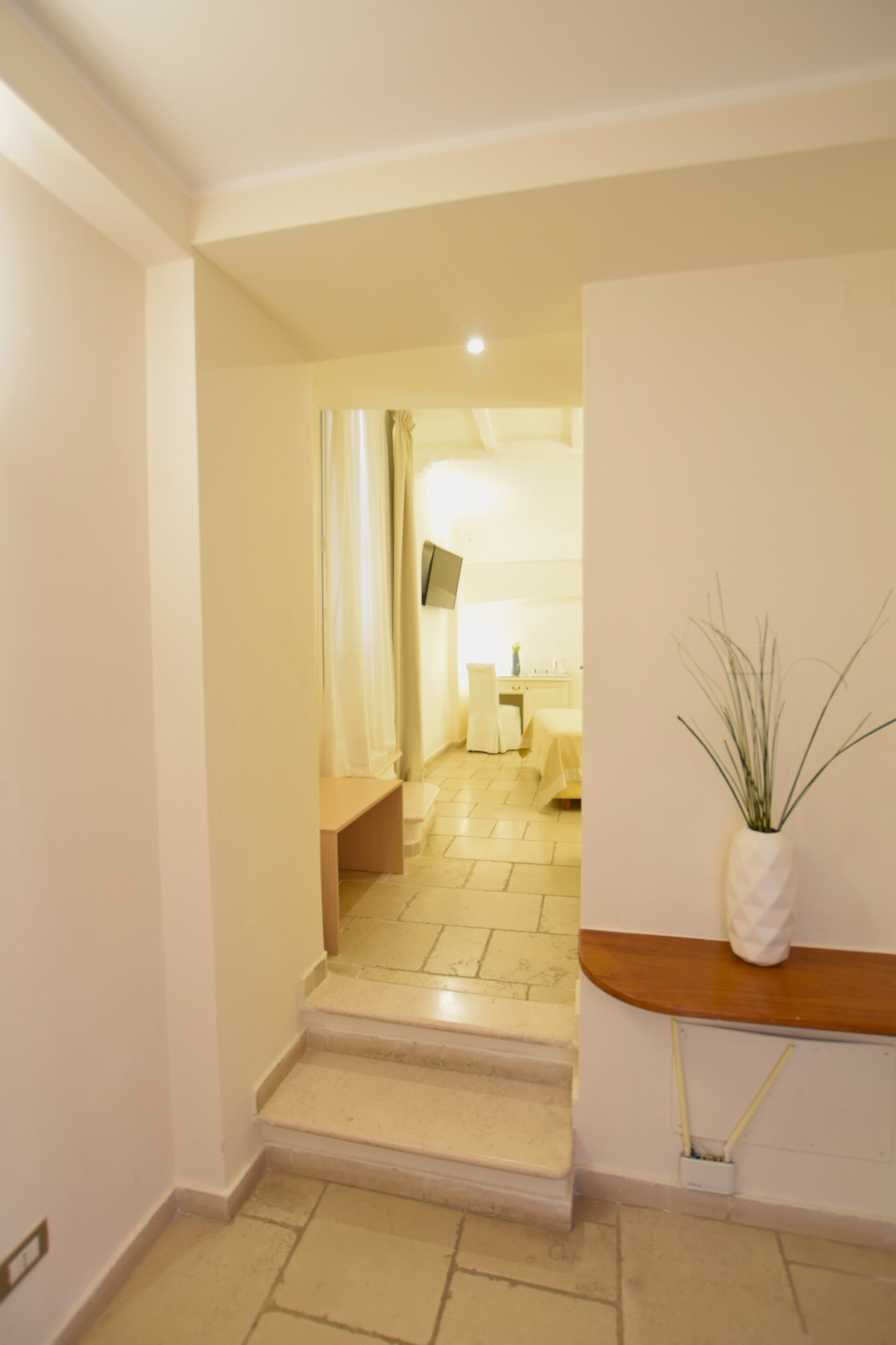 Un interior moderno con una escalera que conduce a una sala de estar.