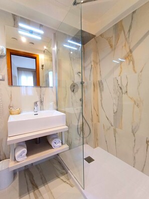 Deluxe Room, Balcony, Partial Sea View | Bathroom