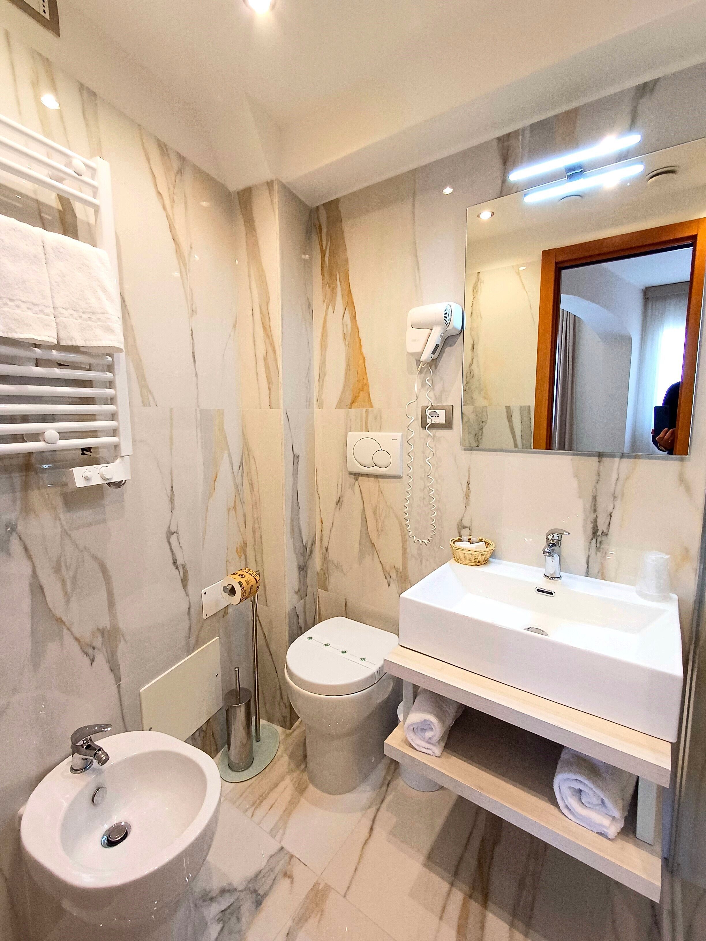 deluxe room, balcony, partial sea view | bathroom | shower, free toiletries, hair dryer, bathrobes