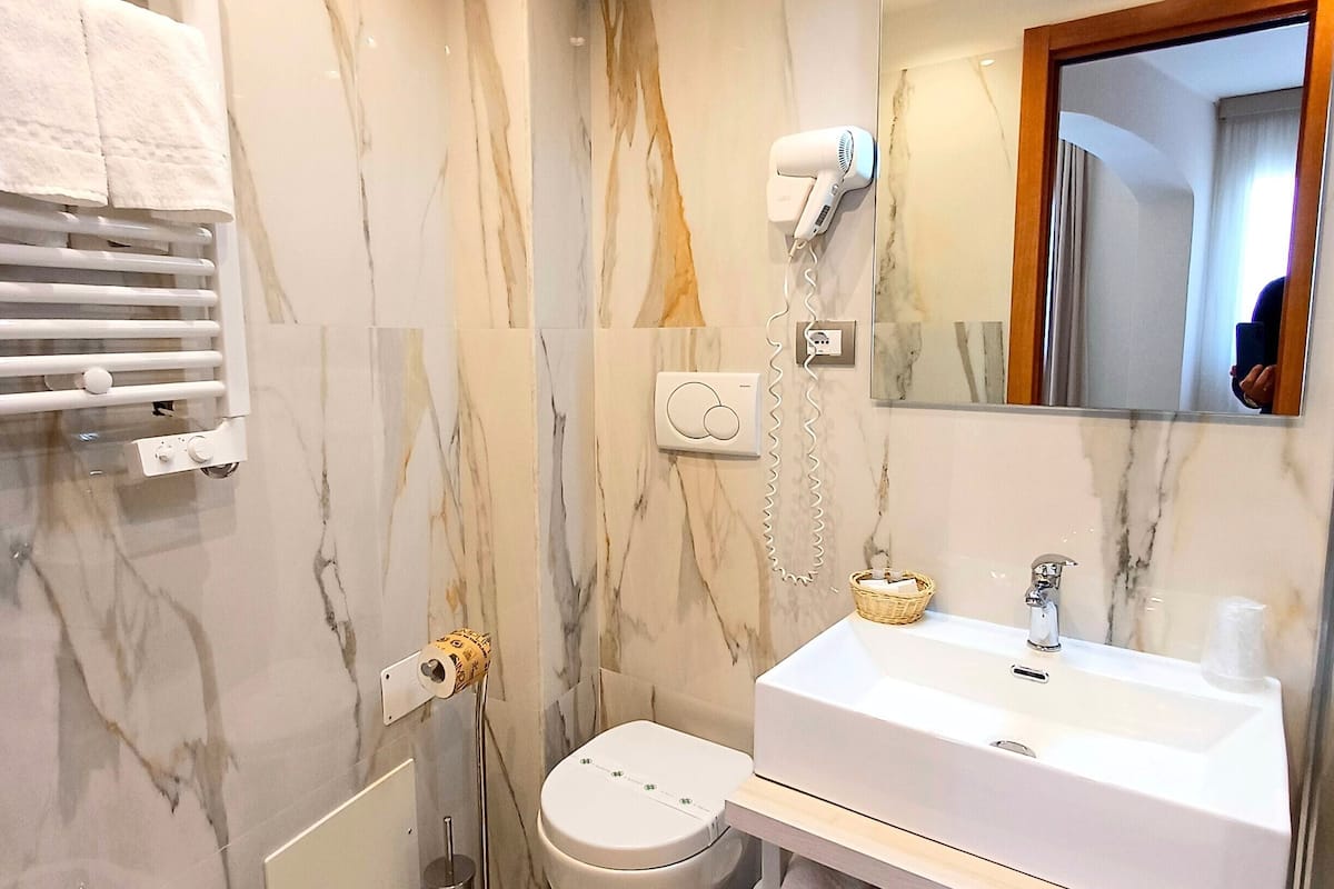 deluxe room, balcony, partial sea view | bathroom | shower, free toiletries, hair dryer, bathrobes