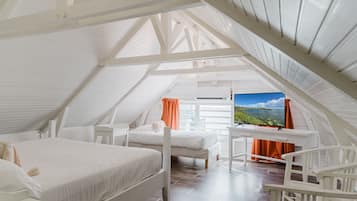 Habitación triple estándar, varias camas, para no fumadores, vista al mar | Ropa de cama de alta calidad y caja de seguridad en la habitación
