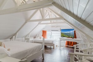 Chambre Triple Standard, plusieurs lits, non-fumeurs, vue mer | Literie de qualité supérieure, coffres-forts dans les chambres, bureau
