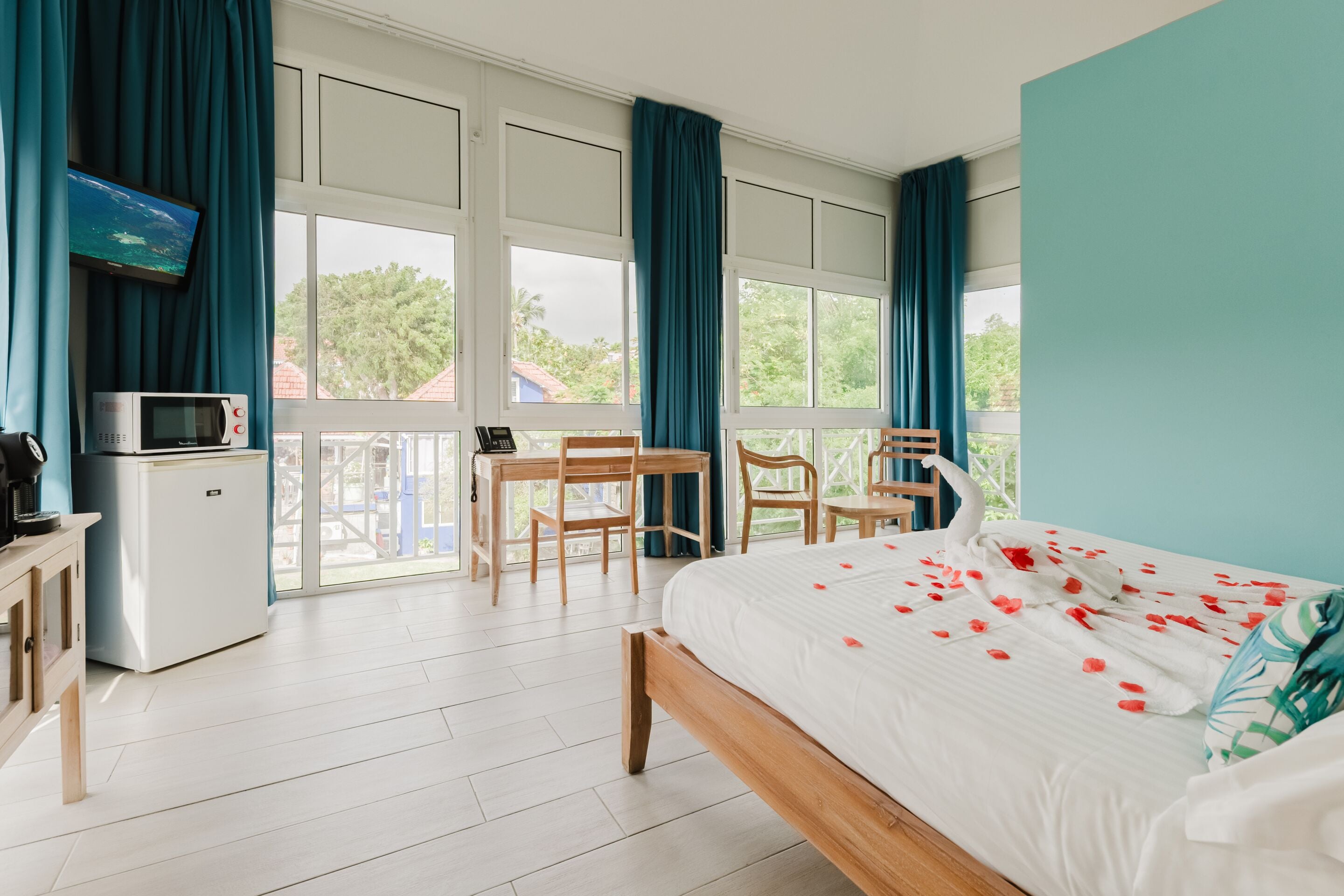 Quarto casal standard | Roupas de cama premium, cofres nos quartos, escrivaninha