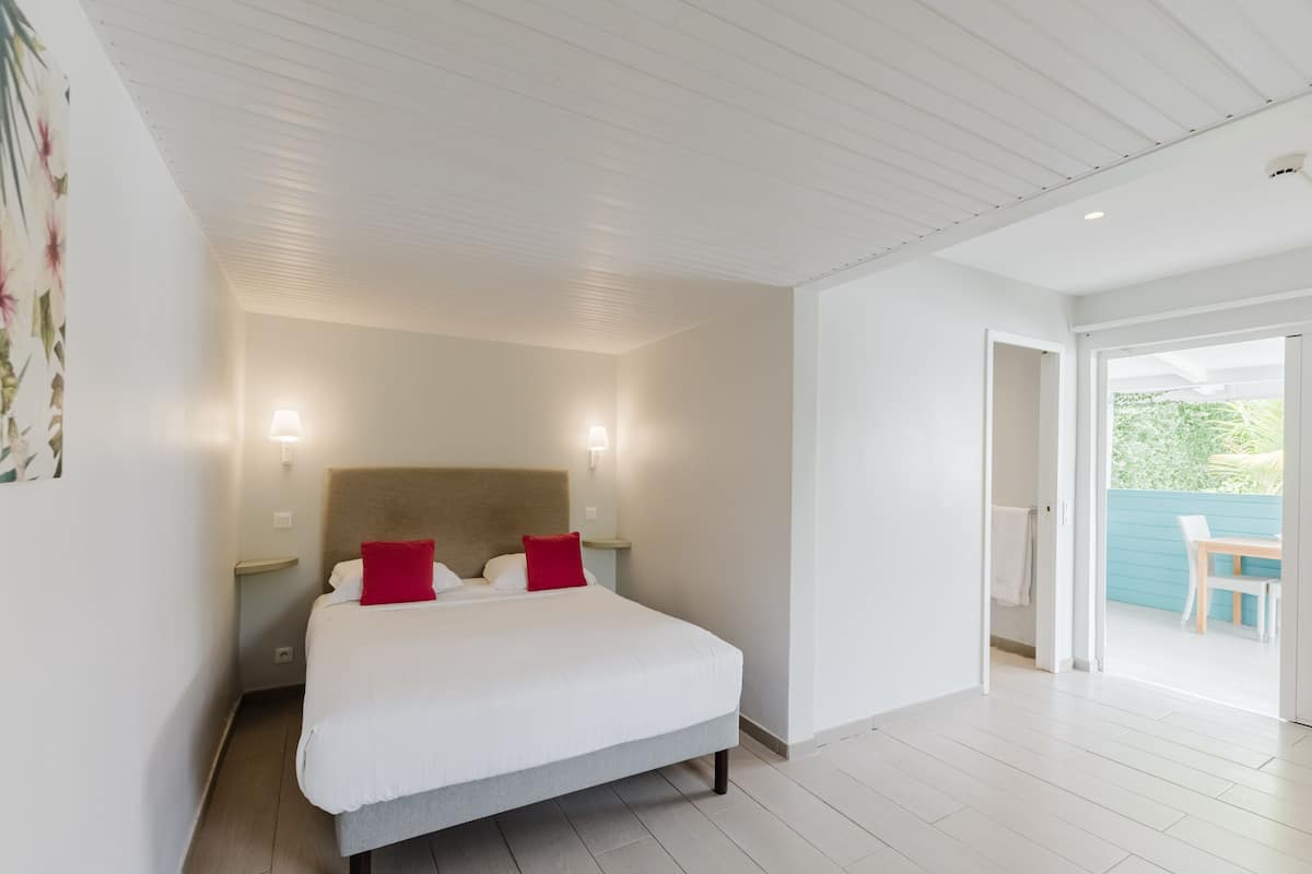 Chambre Double Standard, non-fumeurs, vue piscine | Literie de qualité supérieure, coffres-forts dans les chambres, bureau