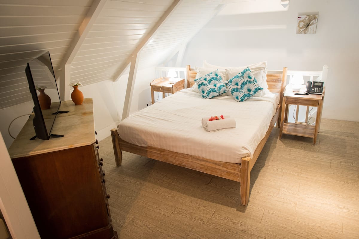 Standard Triple Room, Multiple Beds, Non Smoking | 1 bedroom, premium bedding, in-room safe, desk