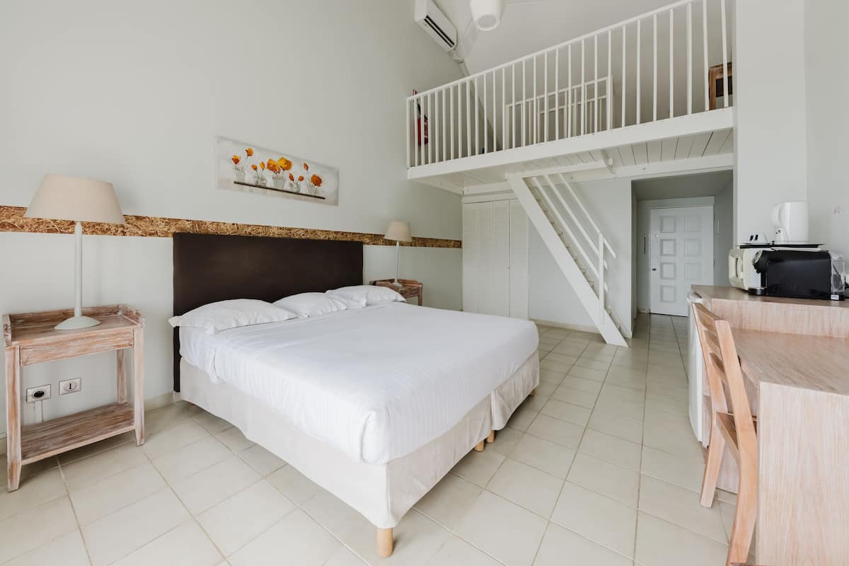 Chambre Quadruple Premium, plusieurs lits, non-fumeurs, vue mer | Literie de qualité supérieure, coffres-forts dans les chambres, bureau