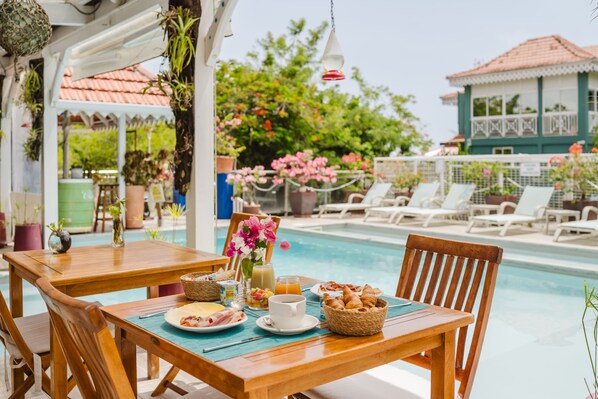 Petit déjeuner et déjeuner servis sur place, spécialités Cuisine locale