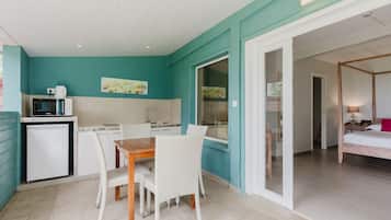 Quarto casal, 1 cama King, para não fumantes, vista para o mar | Cozinha privada | Geladeira, micro-ondas, máquina de café expresso, chaleira elétrica
